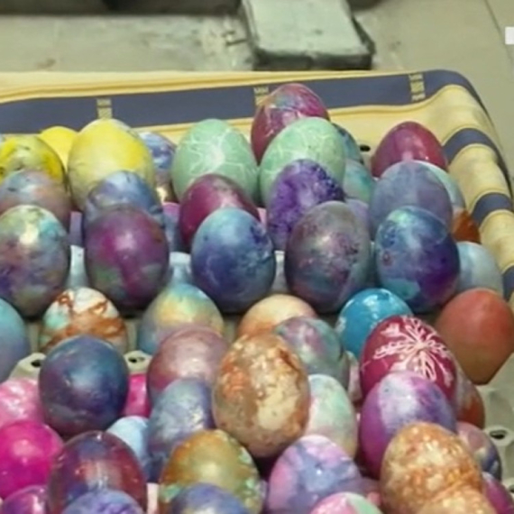 Cene jaja pred Veliki petak: Od 60 do 150 dinara je komad, a ko najviše kupuje ofarbana jaja na pijaci? (VIDEO)