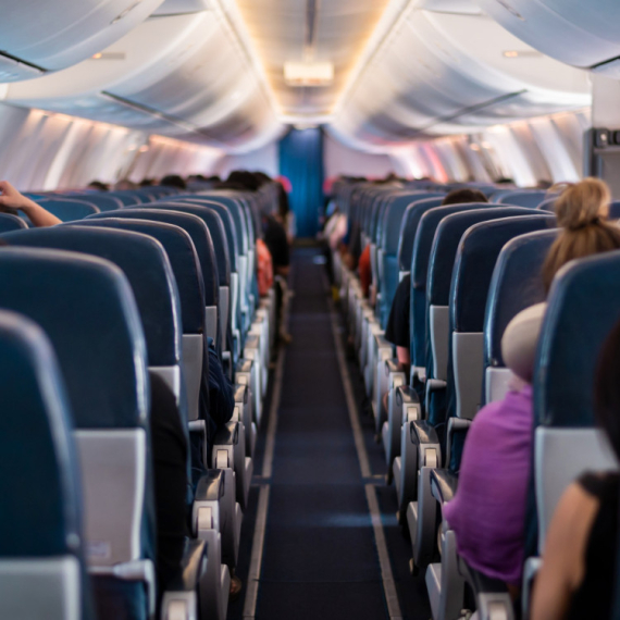 Znate li čemu služe TROUGLIĆI iznad pojedinih sedišta u avionu?