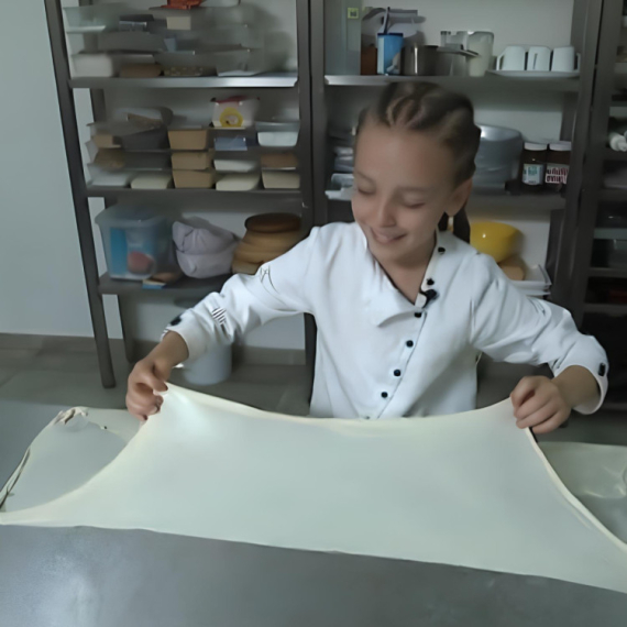 Lena (9) se proslavila kao najmlađa pekarka, a sada je otkrila tajnu DOBRIH KORA! Evo ŠTA treba da uradite (VIDEO)